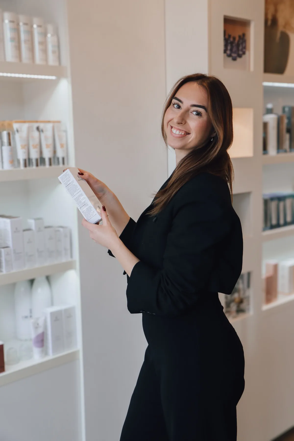 Specialist adviseert huidverzorging bij Cream Beauty Store Almere